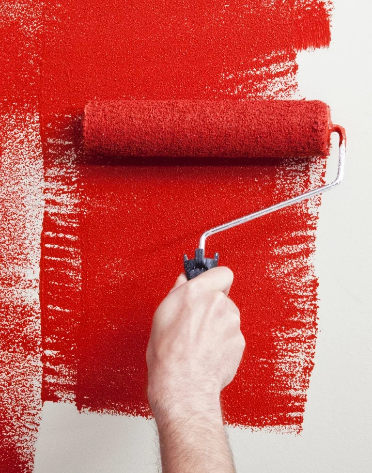 Ściana pomalowana na czerwono